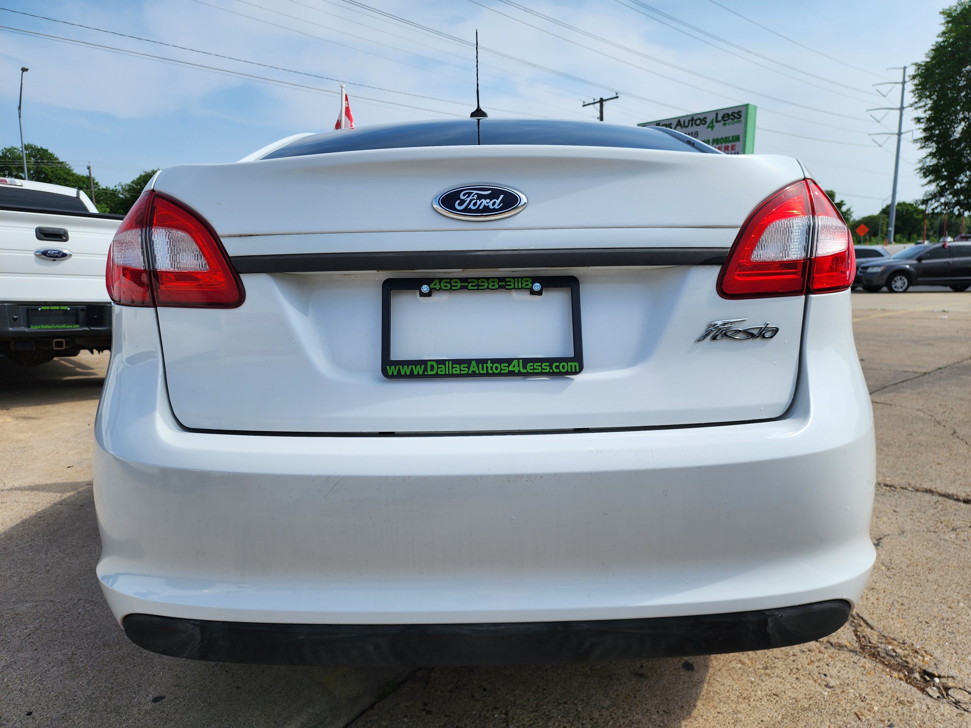 2012 WHITE Ford Fiesta S (3FADP4AJ0CM) , AUTO transmission, located at 2660 S.Garland Avenue, Garland, TX, 75041, (469) 298-3118, 32.885387, -96.656776 - Photo #4